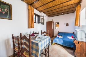 een slaapkamer met een tafel en een bed in een kamer bij Casa La Perla - Lachania in Lachaniá