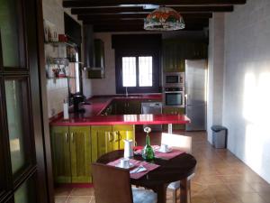 Una cocina o zona de cocina en Casa de Vacaciones con Vistas en Casares
