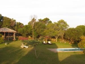 un patio con piscina y cenador en Pousada La Vivienda, en Santana do Livramento