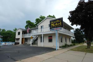 
a motel room with a sign on the side of the building at Starlite Motel in Wisconsin Dells
