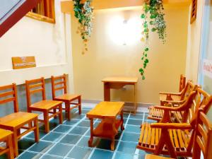 uma sala de jantar com cadeiras e mesas de madeira em Santa Fe em Otavalo