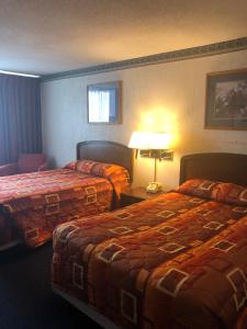 費爾的住宿－費爾伯恩酒店，酒店客房设有两张床和一张带台灯的桌子。