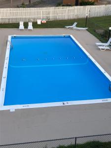 an empty swimming pool with a blue at Fairborn Hotel and Inn in Fairborn