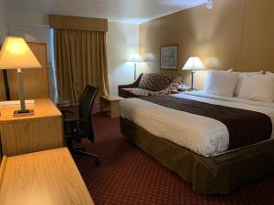 Voodi või voodid majutusasutuse Red Carpet Inn & Suites Ebensburg toas