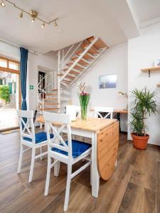 ein Esszimmer mit einem weißen Tisch und Stühlen in der Unterkunft House Heritage in Stari Grad