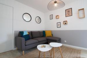 sala de estar con sofá y mesa en Appartement 3 chambres - Parking - Wifi - Buanderie - Jardin, en Brest