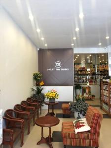 une salle d'attente avec des chaises et des tables dans un magasin dans l'établissement Dalat Joy Hotel, à Đà Lạt