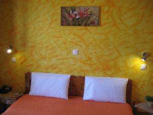 Giường trong phòng chung tại Thalia Hotel