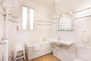 Ein Badezimmer in der Unterkunft Hôtel Donjon Vincennes