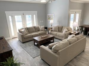 Ruang duduk di Mickeys Pearl - Phenomenal 7BR with 4 Master Suites Privacy Pool & Hot Tub Gas BBQ - 2 miles to Disney
