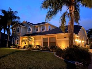 Taman di luar Mickeys Pearl - Phenomenal 7BR with 4 Master Suites Privacy Pool & Hot Tub Gas BBQ - 2 miles to Disney