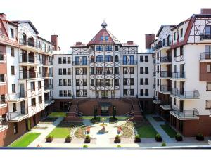an aerial view of a building with a courtyard at Apartamenty Continental in Krynica Morska