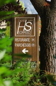 Certificato, attestato, insegna o altro documento esposto da Albergo Sorriso