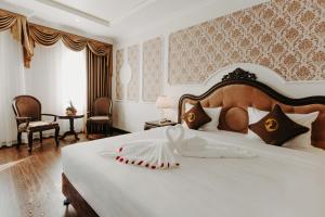 Una cama o camas en una habitación de Dragon Legend Hotel
