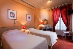 Ein Bett oder Betten in einem Zimmer der Unterkunft Hôtel Donjon Vincennes