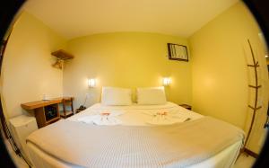 Cama ou camas em um quarto em Costa Dourada Pousada