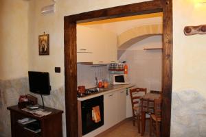 a small kitchen with a counter and a microwave at Domusfrumenti in Oria