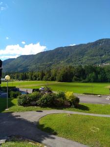 uitzicht op een parkeerplaats met bergen op de achtergrond bij OURSONS 1 in Morillon