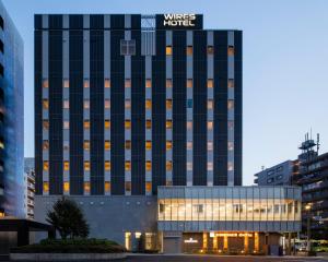 un edificio con un cartello dell'hotel sopra di Wires Hotel Shinagawa Seaside a Tokyo