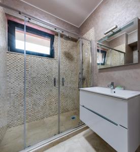 ママイアにあるSnS Apartament in Vila Sophiaのバスルーム(シャワー、白いシンク付)