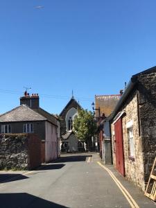 uma rua vazia numa pequena cidade com edifícios em Holiday Home Church Street em Beaumaris