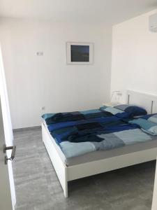 Ένα ή περισσότερα κρεβάτια σε δωμάτιο στο Front Apartment