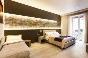 ナポリにあるSTARITA BED & PIZZAの黒い壁のベッドルーム1室(ベッド2台付)