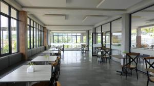 Un restaurante u otro lugar para comer en Kuraya Hotel Residence