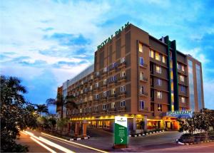 un edificio in una strada di città con un edificio di Royal Palm Hotel & Conference Center Cengkareng a Giacarta