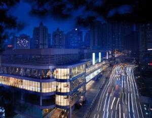 una ciudad de noche con un edificio y tráfico en Hyatt Regency Chongqing Hotel en Chongqing