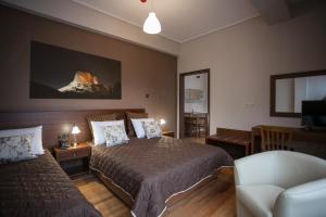 Un pat sau paturi într-o cameră la Ambrosia Suites