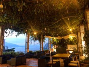 - un restaurant avec une table et des chaises offrant une vue dans l'établissement Aequa Hotel, à Vico Equense