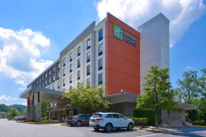 Un hotel con coches aparcados en un estacionamiento. en Holiday Inn Express Towson- Baltimore North by IHG, en Towson