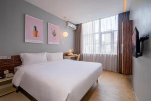 TV a/nebo společenská místnost v ubytování Shenzhen Dongmen Colour Hotel