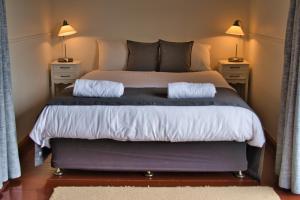 een slaapkamer met een groot bed met 2 nachtkastjes bij BIG4 Cape Jervis Accommodation & Caravan Park in Cape Jervis