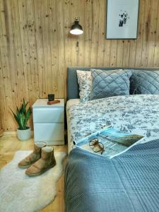 Un dormitorio con una cama con un par de gafas. en Ferienwohnung Himmelberg 80m2 in der Altstadt und toll für Familien en Klagenfurt