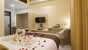 una camera da letto con un letto con un cuore sopra di The Xotic Jimbaran Bali a Jimbaran