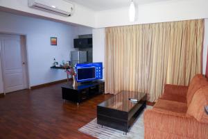 TV a/nebo společenská místnost v ubytování Royal Orchid Golden Suites Pune