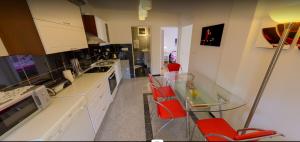 Kuchyň nebo kuchyňský kout v ubytování Apartmani Luja