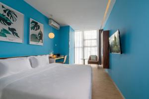 Postel nebo postele na pokoji v ubytování Shenzhen Dongmen Colour Hotel