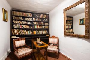 Pokój z 2 krzesłami, stołem i półkami na książki w obiekcie Chaloupka U Brány w mieście Rožmberk nad Vltavou