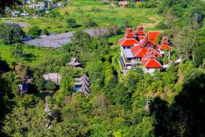 una vista aérea de una casa con techos rojos en Panviman Chiang Mai Spa Resort en Mae Rim