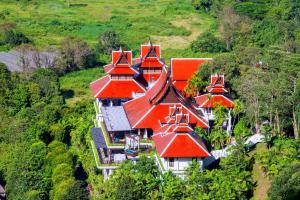 una vista aérea de una gran casa con techos rojos en Panviman Chiang Mai Spa Resort, en Mae Rim