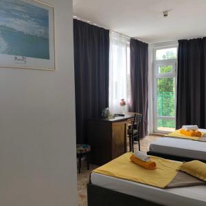 A bed or beds in a room at Sunny Varshava Hotel Még 17 kép