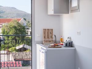 Kuchyň nebo kuchyňský kout v ubytování Katrina's apartments