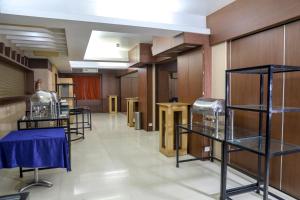 Kuchyň nebo kuchyňský kout v ubytování Royal Orchid Golden Suites Pune