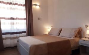a hotel room with a bed and two lamps at AL PEZ exclusive rooms in Olbia
