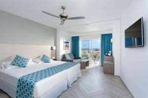 Postel nebo postele na pokoji v ubytování Hotel Riu Papayas - All Inclusive