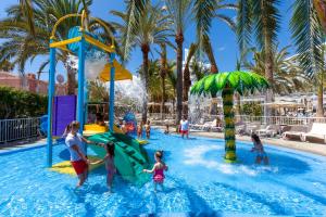 Bazén v ubytování Hotel Riu Papayas - All Inclusive nebo v jeho okolí