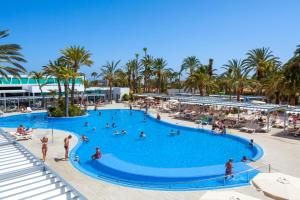 Bazén v ubytování Hotel Riu Papayas - All Inclusive nebo v jeho okolí